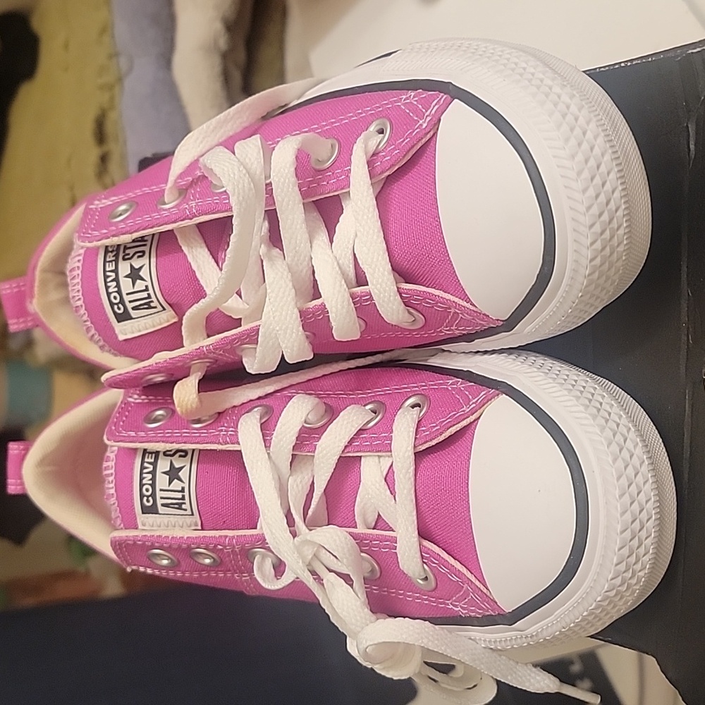 Converse Low Top Sneakers 8.5